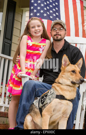 Rachel Mennet, ein Drittel-Grader, posiert mit verwundeten Krieger Nick Bailley und seinem Hund Abel 23. September 2014 in Summerville, South Carolina. Rachel führte eine erfolgreiche Fundraising-Bemühungen mit ihren Limonadenstand um training Abel ein Begleithund für Nick zu bezahlen. Stockfoto