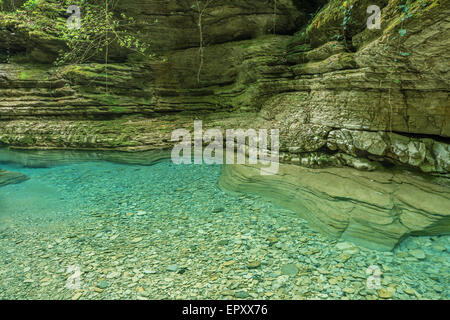 Reines Wasser des Baches in die tiefe Schlucht. Stockfoto