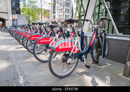 Boris Bikes mit dem roten Santander-Sponsoring-Logo auf einem Ständer, City of London, EC3 Stockfoto