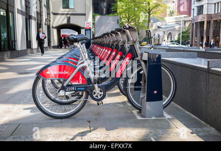 Boris Bikes mit dem roten Santander-Sponsoring-Logo auf einem Ständer, City of London, EC3 Stockfoto