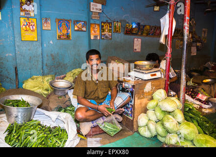 Standbesitzer in seinem Stall, Verkauf von Gemüse auf einem Markt in den Vororten von Chennai, Tamil Nadu, Südindien Stockfoto