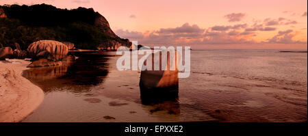 Sonnenuntergang auf den schönen Granitfelsen am berühmten Strand Anse d'Argent auf der Insel La Digue, Seychellen Stockfoto