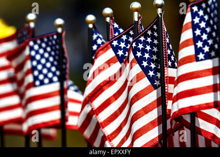 Eine Reihe von uns Flaggen im wind Stockfoto