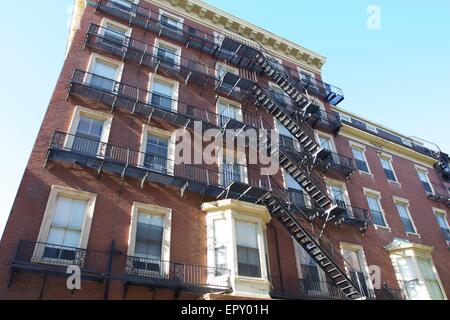 Alte Wohnungen Häuser mit Feuerleitern Treppen in der Innenstadt von Boston, Massachusetts, USA Stockfoto