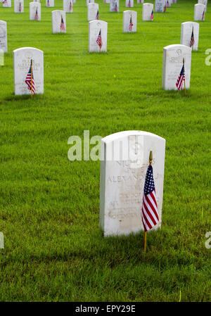 San Antonio, TX, USA. 22. Mai 2015. Amerikanische Flaggen platziert frisch an Grabstätten von Freiwilligen in Vorbereitung für Memorial Day in Fort Sam Houston National Cemetery in San Antonio, Texas, USA. Der Friedhof beherbergt jährliche Gedenkfeier Aktivitäten für Memorial Day, die diejenigen erinnert verstorbenen dienen der US-Streitkräfte. Bildnachweis: Michael Silber Reisen & Unterhaltung/Alamy Live-Nachrichten Stockfoto