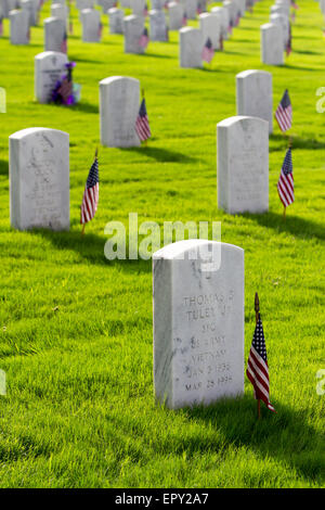 Amerikanische Flaggen platziert frisch an Grabstätten von Freiwilligen in Vorbereitung für Memorial Day in Fort Sam Houston National Cemetery. Stockfoto