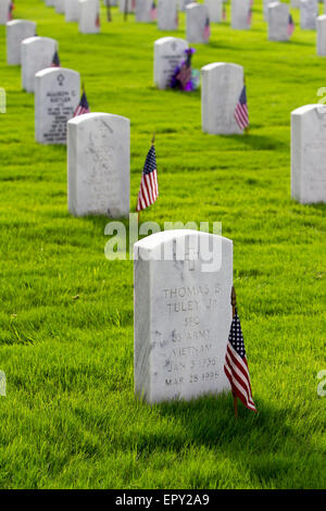 Amerikanische Flaggen platziert frisch an Grabstätten von Freiwilligen in Vorbereitung für Memorial Day in Fort Sam Houston National Cemetery. Stockfoto