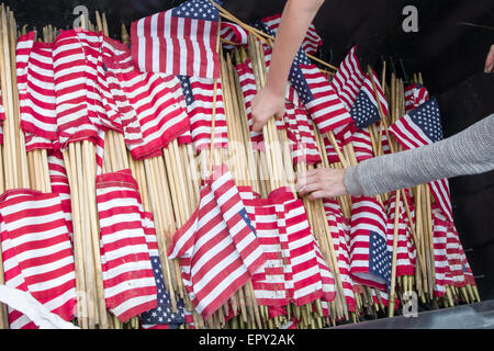 Freiwillige sammeln amerikanische Flaggen während der Memorial Day Vorbereitungen in Fort Sam Houston National Cemetery in Grabstätten stellen Stockfoto