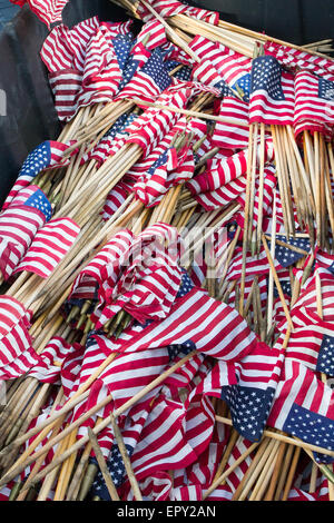 Amerikanische Flaggen gestapelt auf einem Lagerplatz für die Freiwilligen während der Memorial Day Vorbereitungen in Fort Sam Houston National Cemetery in Grabstätten stellen. Stockfoto