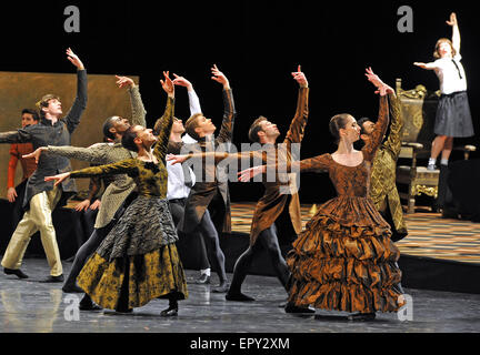 Dresden, Deutschland. 20. Mai 2015. Tänzer des Balletts Semperoper sind abgebildet, während einer Probe von Forsythes "beeindrucken die Zaren" in Dresden, Deutschland, 20. Mai 2015, die premiere wird am 22. Mai 2015. Foto: Matthias Hiekel/Dpa/Alamy Live News Stockfoto