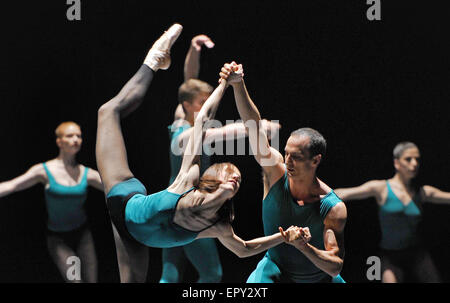 Dresden, Deutschland. 20. Mai 2015. Tänzer des Balletts Semperoper sind abgebildet, während einer Probe von Forsythes "beeindrucken die Zaren" in Dresden, Deutschland, 20. Mai 2015, die premiere wird am 22. Mai 2015. Foto: Matthias Hiekel/Dpa/Alamy Live News Stockfoto