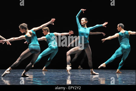 Dresden, Deutschland. 20. Mai 2015. Tänzer des Balletts Semperoper sind abgebildet, während einer Probe von Forsythes "beeindrucken die Zaren" in Dresden, Deutschland, 20. Mai 2015, die premiere wird am 22. Mai 2015. Foto: Matthias Hiekel/Dpa/Alamy Live News Stockfoto