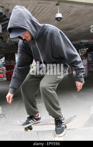 Iconic Skate-Park am Southbank London, Unterkirche mit Skatern und Graffiti-skating, Skate, Bande, Konzept, Stockfoto