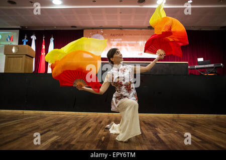 Buenos Aires, Argentinien. 22. Mai 2015. Ein Konkurrent tanzt während des 14. "Chinese Bridge" Language Proficiency Wettbewerbs in Buenos Aires, der Hauptstadt von Argentinien, 22. Mai 2015. © Martin Zabala/Xinhua/Alamy Live-Nachrichten Stockfoto