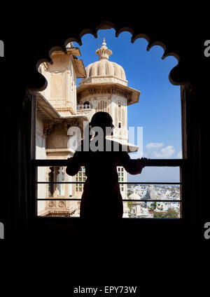 Frauen-Silhouette auf dem Balkon im City Palace Museum von Udaipur, Rajasthan, Indien Stockfoto