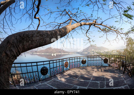 Fateh Sagar See und Udaipur Stadtansicht aus dem Nehru Park in Rajasthan, Indien Stockfoto