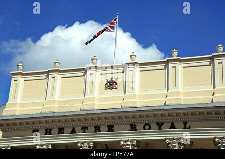 Flagge und Wappen auf der vorderen Fassade des Theatre Royal, Theaterplatz, obere Parlament Street, Nottingham, England, UK zu nennen. Stockfoto