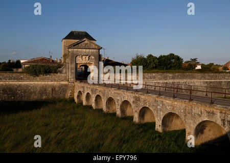 Stadtmauer und Porte des Campani bei Saint-Martin-de-Ré, Charente-Maritime, Frankreich. Stockfoto