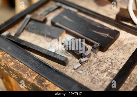 Nahaufnahme der Metall Buchdruck Buchstaben in Machinecolor Druckbild, Canon 5DmkII Stockfoto