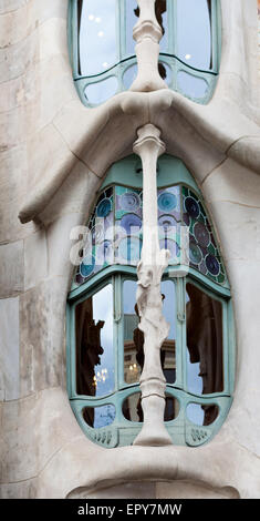 Reflexion des Glases des Fensters auf Casa Batllo von Antonio Gaudi, Barcelona, Katalonien, Spaincolor Bild, Canon 5DmkII Stockfoto