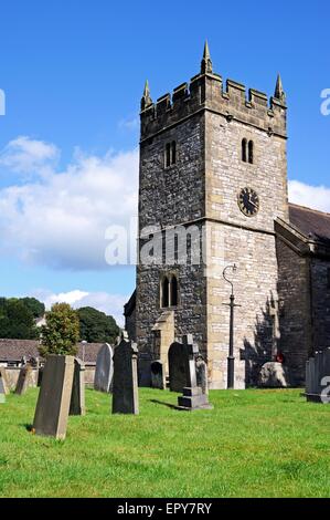 Pfarrkirche der Heiligen Dreifaltigkeit und Kirchhof, Ashford-in-the-Water, Derbyshire, England, UK. Stockfoto