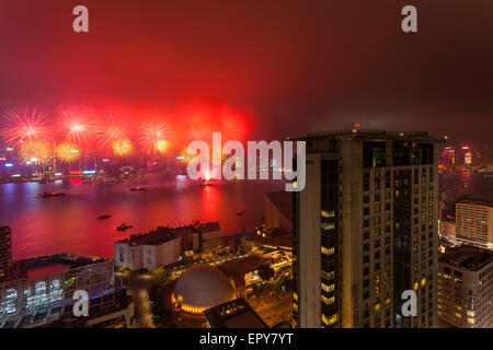 HONG KONG - 20. Februar Hong Kong Chinese New Year Feuerwerk am Victoria Harbour, Hongkong am 20. Februar 2015. Stockfoto