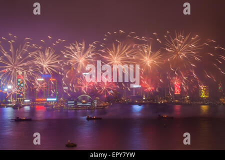 HONG KONG - 20. Februar Hong Kong Chinese New Year Feuerwerk am Victoria Harbour, Hongkong am 20. Februar 2015. Es ist der cel Stockfoto