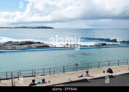 Dee Why Strand Felsenpool Swimmingpool mit Leuten, die sich entspannen und den Ozeanblick genießen, Sydney, Australien Stockfoto