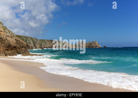 Einsamen Strand an der Küste Süd-Cornish. Idyllische Sand Surf und blauer Himmel mit Klippen rund um die Bucht. Stockfoto