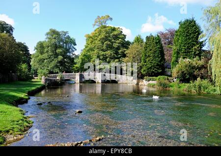 Sheepwash Brücke über den Fluss Wye, Ashford-in-the-Water, Derbyshire, England, UK, Westeuropa. Stockfoto