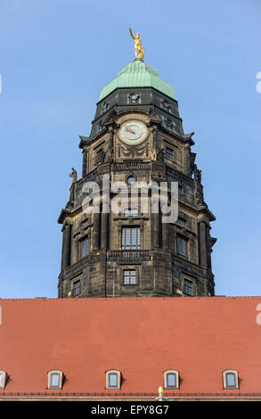 Ansicht des alten barocken Turm gekrönt von Herkules-Statue über dem Dach des neuen Rathauses vom Rathaus-Platz in Dresden, Sachsen, Deutschland. Stockfoto