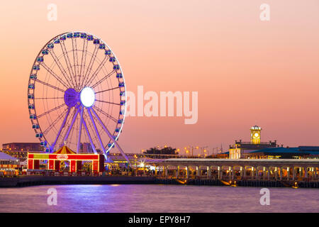 Riesenrad bei Sonnenuntergang Stockfoto