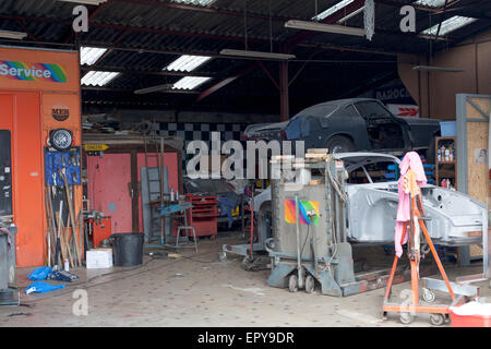 Einrichtung einer Autogarage Stockfoto