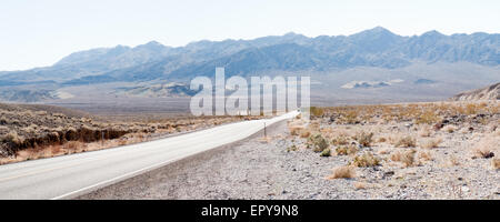 Geradeaus durch Landschaft, Death Valley Nationalpark, Kalifornien, USA Stockfoto