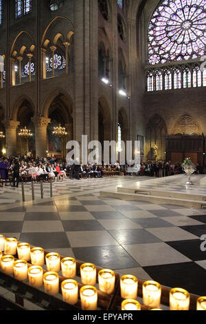 Kerzen Kerzenlicht in der Cathédrale Notre-Dame.Frankreich.kurz vor dem Feuer.am 15. April 2019 fing die Kathedrale Feuer.Unsere Liebe Frau von Paris. Stockfoto