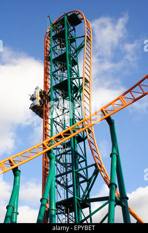 Geschwindigkeit - keine Limits Rollercoaster, Oakwood Themenpark in West Wales UK. Stockfoto