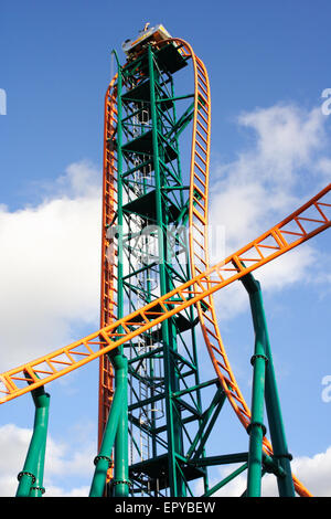 Geschwindigkeit - keine Limits Rollercoaster, Oakwood Themenpark in West Wales UK. Stockfoto