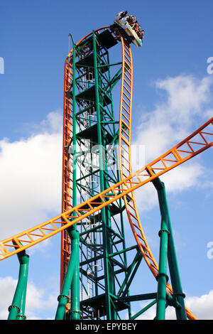 Geschwindigkeit - keine Limits Rollercoaster, Oakwood Themenpark in West Wales UK. Stockfoto