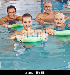 Glückliche Gruppe gemeinsam Aqua-Fitness im Pool mit Swim-Nudeln Stockfoto