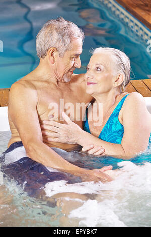 Glücklich älteres paar Entspannung in einem Spa-Hotel-whirlpool Stockfoto