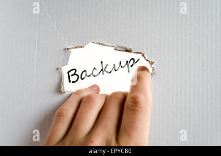 Hand und Text auf dem Karton Hintergrund Backup Stockfoto