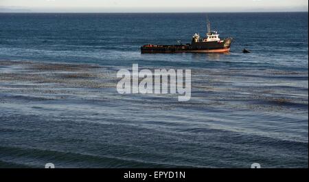 Los Angeles, USA. 22. Mai 2015. Eine Bereinigung Workboat Anker neben Ölkatastrophe Ölpest in Kalifornien, den Vereinigten Staaten am 22. Mai 2015. Die Bereinigung der Ölpest in Santa Barbara County of Southern California fortgesetzt am Freitag. Bildnachweis: Yang Lei/Xinhua/Alamy Live-Nachrichten Stockfoto