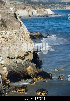 Los Angeles, USA. 22. Mai 2015. Foto aufgenommen am 22. Mai 2015 zeigt die Öl bedeckten Küste in Santa Barbara county, südlichen Kalifornien, den Vereinigten Staaten. Die Bereinigung der Ölpest in Santa Barbara County of Southern California fortgesetzt am Freitag. Bildnachweis: Yang Lei/Xinhua/Alamy Live-Nachrichten Stockfoto
