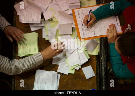 Castlebar, County Mayo, Irland. 23. Mai 2015. Stimmen ausgezählt wird im Graf-Zentrum in Castlebar, Co. Mayo als zählen begann in der Ehe-Referendum. Bildnachweis: Keith Heneghan/Alamy Live-Nachrichten Stockfoto