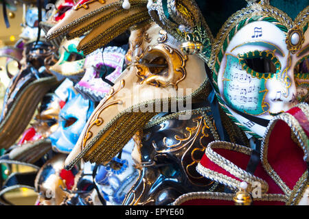 Venezianische Karnevalsmasken in einem Venedig-shop Stockfoto