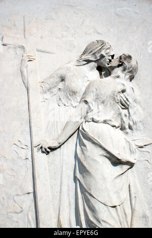 Eine Frau wird weggenommen durch Tod - Reliefskulptur im Friedhof von San Michele, Venedig, Italien Stockfoto