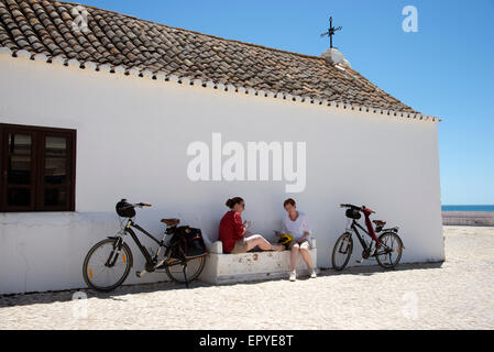 Radfahrer Rast außerhalb einer alten Kapelle bauen an der Algarve-Portugal Stockfoto