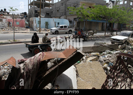 Rafah, Gaza-Streifen, Palästinensische Gebiete. 23. Mai 2015. Ein palästinensischer Mann reitet auf einem Eselskarren vorbei an den Trümmern der Häuser, die während der jüngsten israelischen Krieg in Rafah im südlichen Gazastreifen am 23. Mai 2015 beschädigt wurden © Abed Rahim Khatib/APA Bilder/ZUMA Draht/Alamy Live News Stockfoto