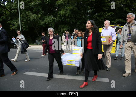 Berlin, Deutschland. 22. Mai 2015. Amnesty International Aktivisten statt Protest forderten die Freilassung von Blogger Raif Badawi und Folter, vor Botschaft von Saudi-Arabien in Berlin zu stoppen. Badawi ist seit 2012 im saudischen Gefängnis inhaftiert und wurde zu 1.000 Peitschenhieben verurteilt. © Jakob Ratz/Pacific Press/Alamy Live-Nachrichten Stockfoto