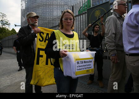 Berlin, Deutschland. 22. Mai 2015. Amnesty International Aktivisten statt Protest forderten die Freilassung von Blogger Raif Badawi und Folter, vor Botschaft von Saudi-Arabien in Berlin zu stoppen. Badawi ist seit 2012 im saudischen Gefängnis inhaftiert und wurde zu 1.000 Peitschenhieben verurteilt. © Jakob Ratz/Pacific Press/Alamy Live-Nachrichten Stockfoto